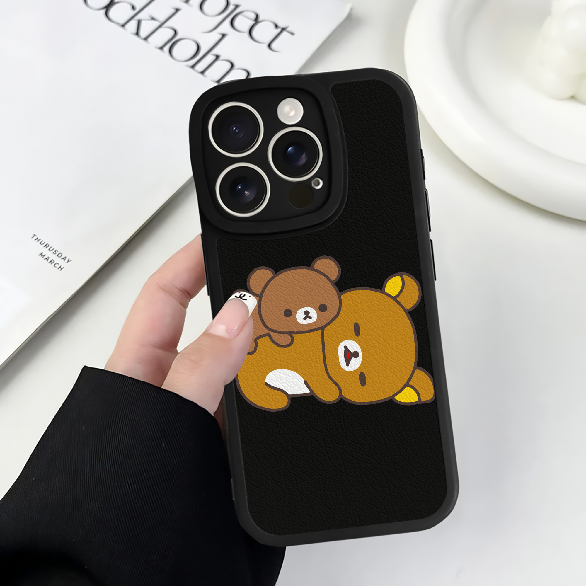 （画像用） リラックマ リラックマ キイロイトリ Rilakkuma Korilakkuma Kiiroitori 【iPhone 16シリーズ対応】シリコンスマホケース（レザー調） 材質：シリコン